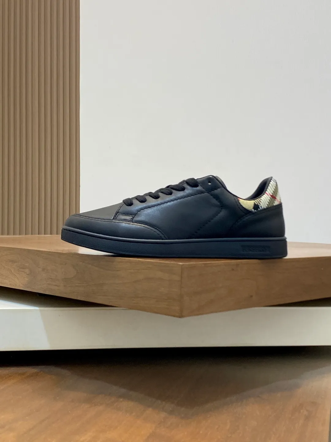 Men's Men's Shoes💰400【New Style】🐑🐑𝐁𝐔𝐑𝐁𝐄𝐑𝐑𝐘# Burberry's new war horse plaid casual sneakers, new terrace casual sneakers·Burberry's classic elements, super comfortable shoes··Knight blue anti-slip soles Finally I saw the latest diagonal plaid sneakers, the color is really nice and can be worn with any kind of sneakers. The sneakers are made of cotton blended fabric. Crafted in an Italian workshop, it features a worsted Burberry check pattern. Featuring a mesh lining and checkered laces, the rubber sole features the archive Burberry monogram. From Burberry's iconic collection, these wardrobe staples are interpreted with the brand's signature style. The round toe and tongue are embellished with the Equestrian Knight logo (EKD) label, leather insole, and the sole is embellished with the Burberry letter logo size: 38-44 (customized for 45 and 46)